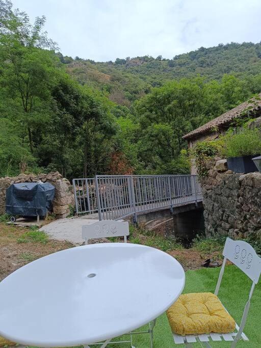 Appartement 2 A 4 Personnes Antraigues Buitenkant foto
